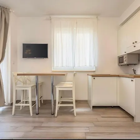 Coco Close To The Apartment Makarska